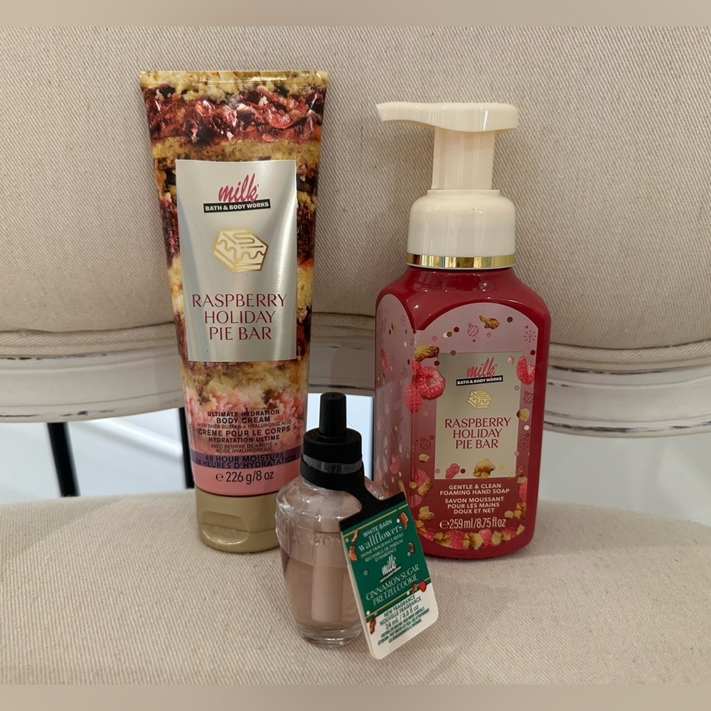 Raspberry Holiday Pie Bar & Cinnamon Sugar Pretzel Cookie Set Bath & Body Works